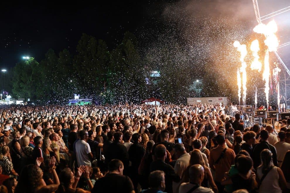 Público numa noite da Feira de Sant'Iago, em Setúbal.