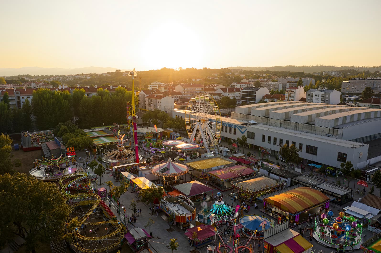 Vista aérea da Feira de São Mateus ao entardecer, em Viseu.