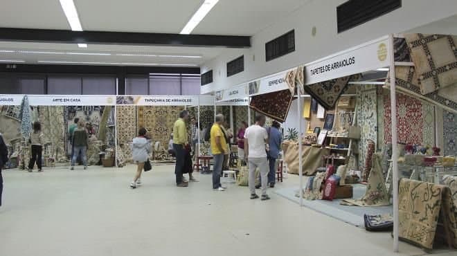 Foto oficial de uma mostra de tapetes de Arraiolos.