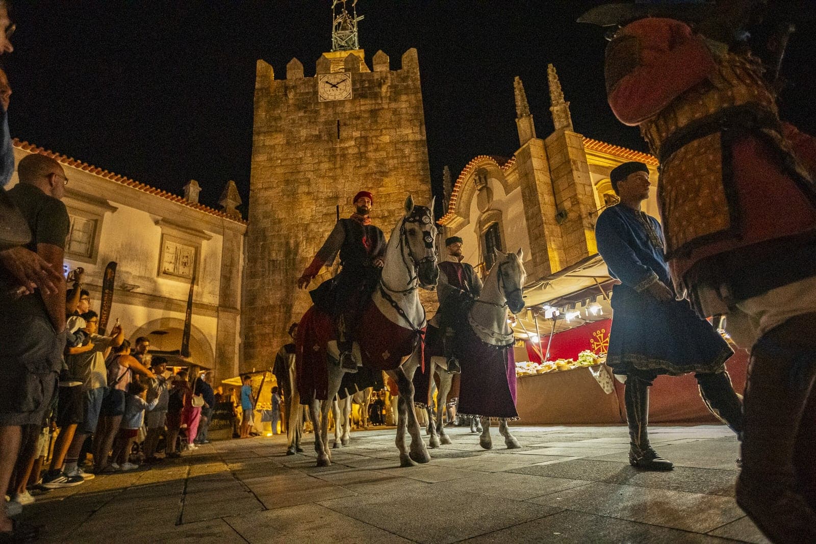 Desfile de cavalos e cavaleiros na Caminha Medieval.